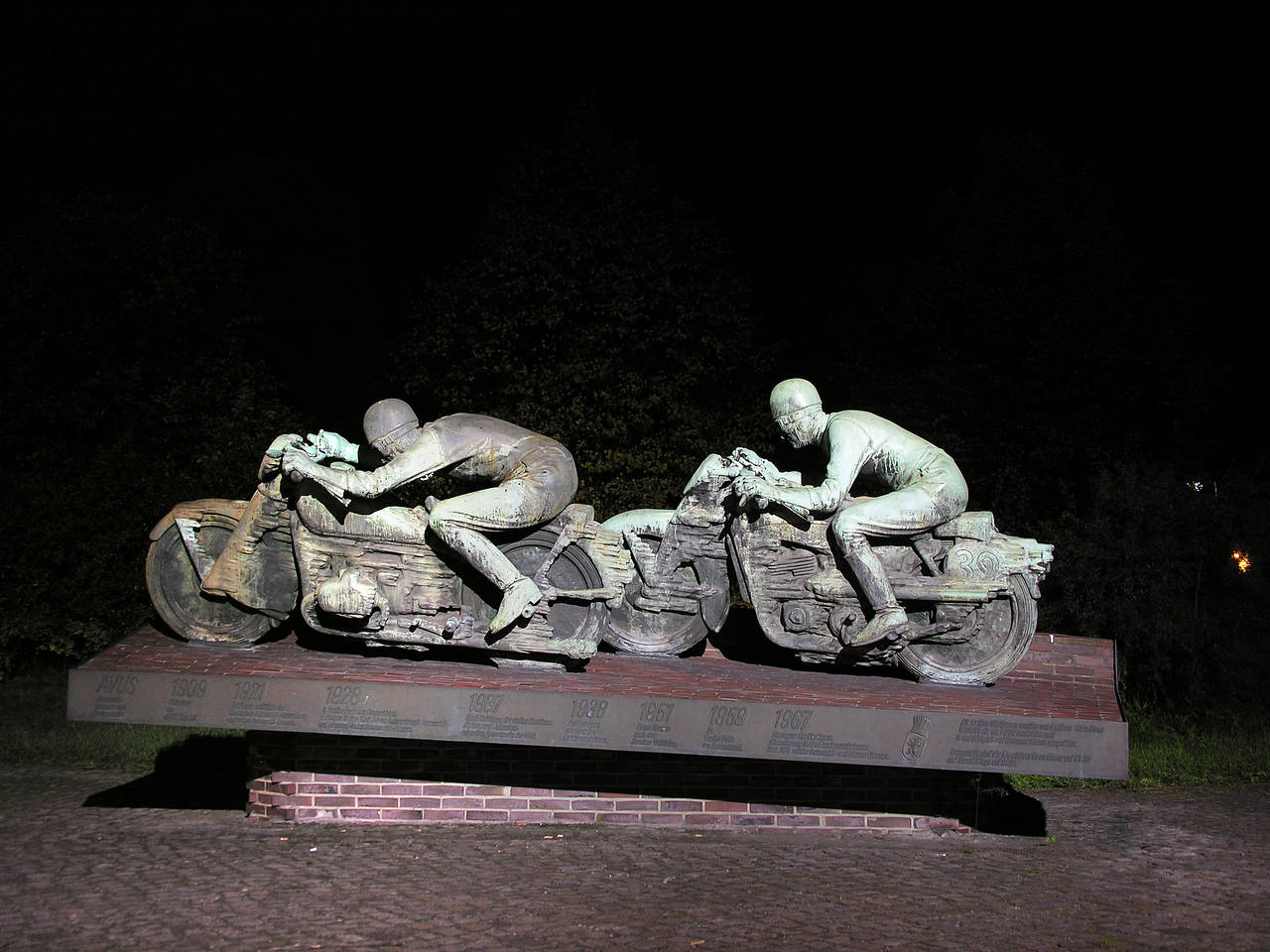 Avus Denkmal bei Nacht