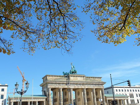 Fotos Brandenburger Tor durch Bäume