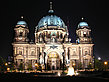 Berliner Dom bei Nacht Foto 