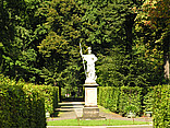  Impressionen Sehenswürdigkeit  Statue im Park des Anwesens
