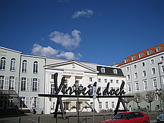  Fotografie Attraktion  Das Deutsche Theater von Berlin mit Schriftzug 