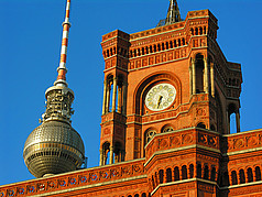 Rotes Rathaus Fotografie Sehenswürdigkeit  Fernsehturm hinter dem Roten Rathaus