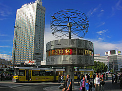  Ansicht von Citysam  Die Weltzeituhr auf dem Alexanderplatz ist ein beliebter Treffpunkt