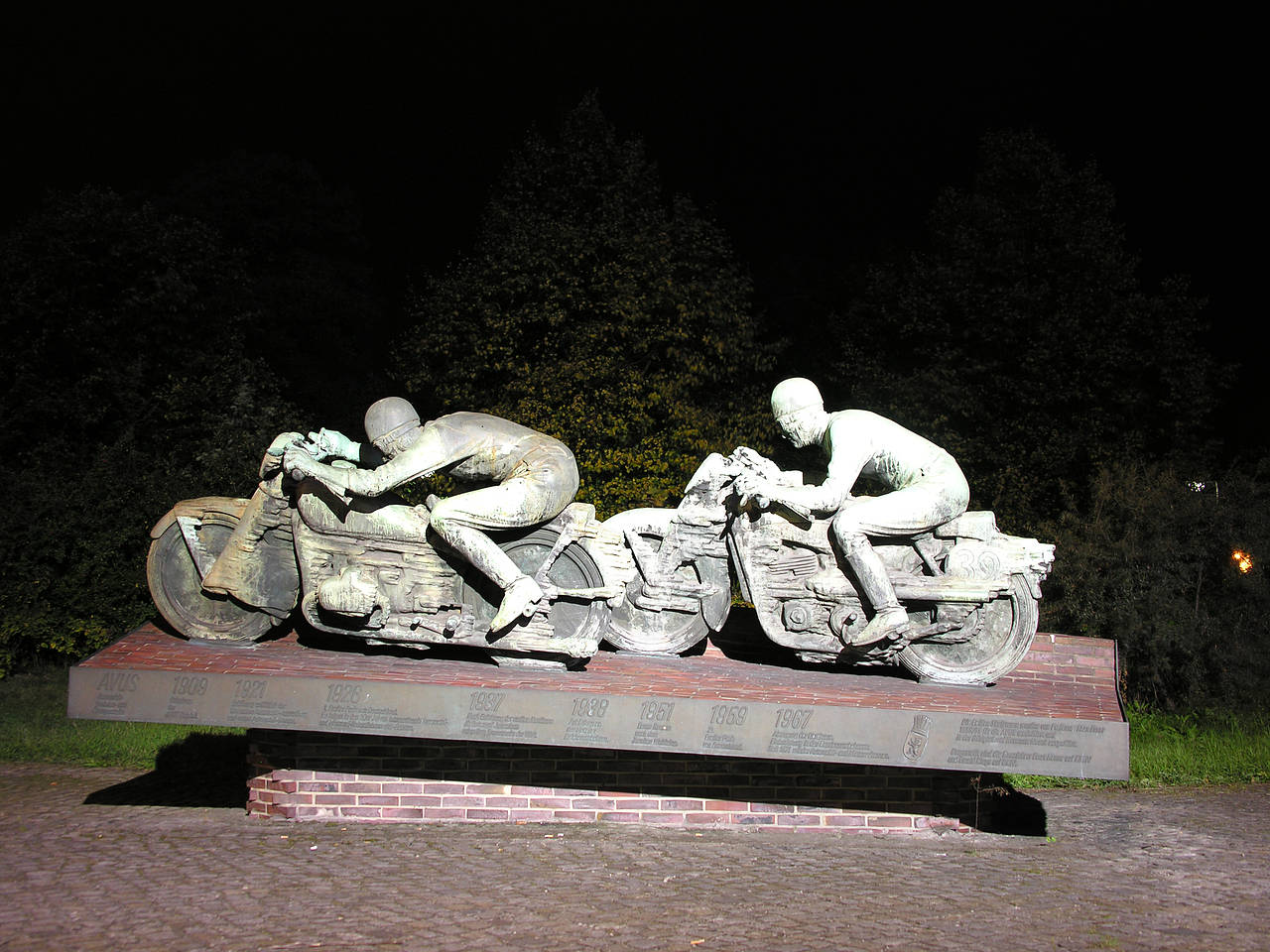 Foto Avus Denkmal bei Nacht - Berlin