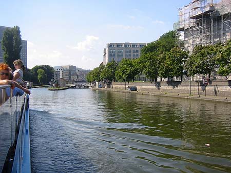 Gebäude an der Spree