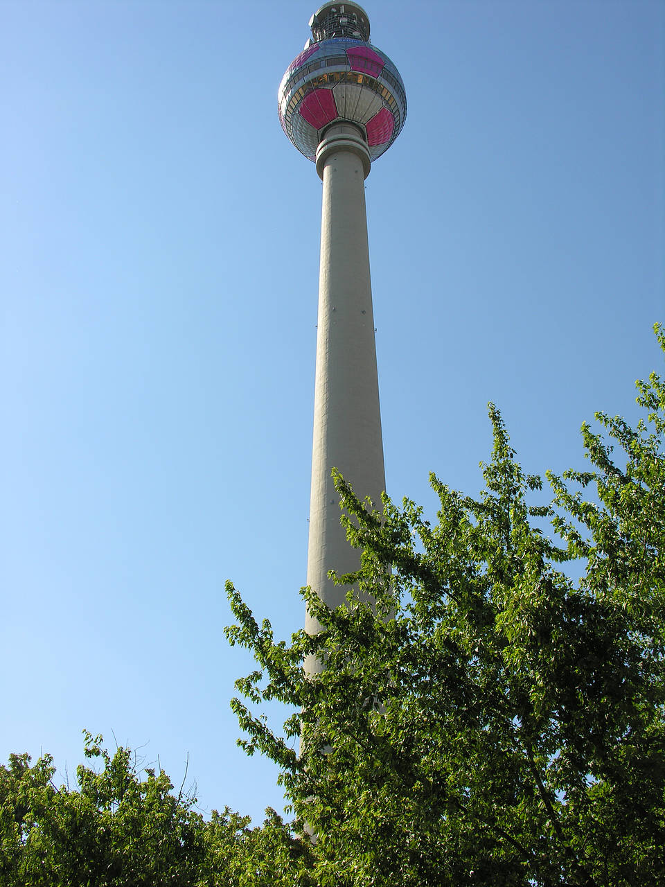 Fernsehturm und Bäume