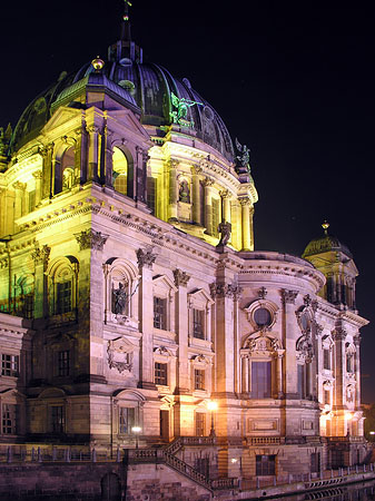 Berliner Dom bei Nacht Foto 