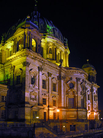 Berliner Dom bei Nacht Fotos