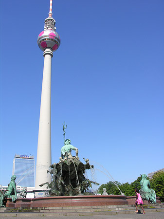 Fernsehturm mit Neptunbrunnen Foto 