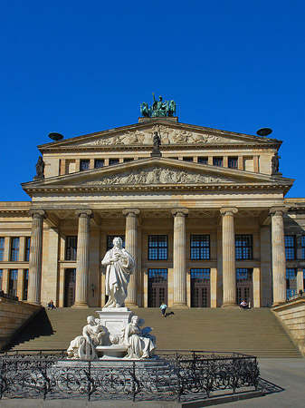 Schillerdenkmal mit Konzerthaus Foto 