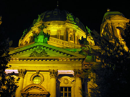 Berliner Dom bei Nacht Foto 