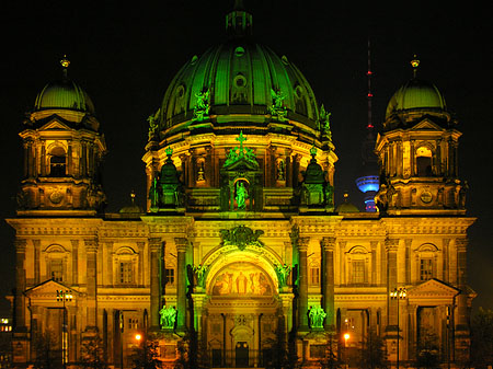 Berliner Dom bei Nacht Foto 