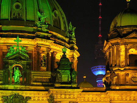 Berliner Dom bei Nacht Fotos