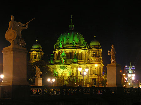 Foto Berliner Dom bei Nacht