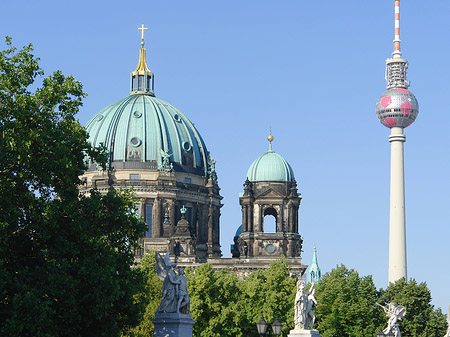 Berliner Dom mit Fernsehturm Fotos