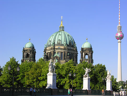 Berliner Dom mit Fernsehturm Foto 