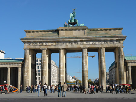 Platz des 18. März Fotos