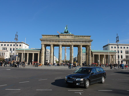 Platz des 18. März Fotos