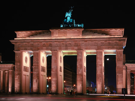 Foto Brandenburger Tor mit Straßenverkehr