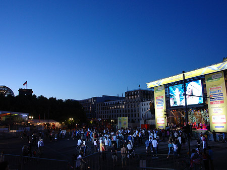 Fanfest bei Nacht