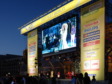 Fanfest bei Nacht Foto 
