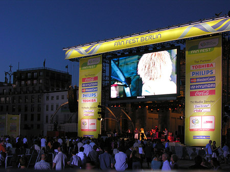 Fanfest bei Nacht
