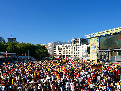 Bühne auf dem Fanfest Foto 