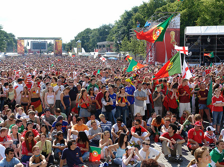 Foto Fans am Brandenburger Tor
