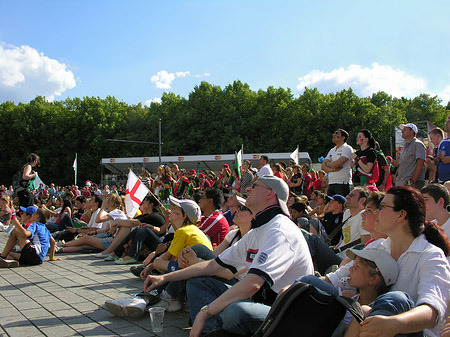 Fans am Brandenburger Tor Fotos