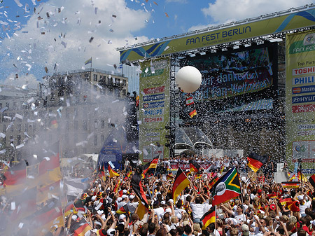 Konfetti Parade - Nationalmannschaft Fotos