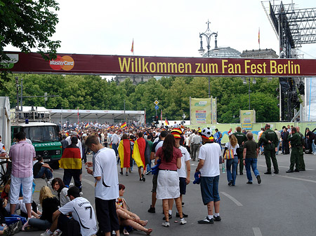 Willkommen zum Fanfest in Berlin Foto 
