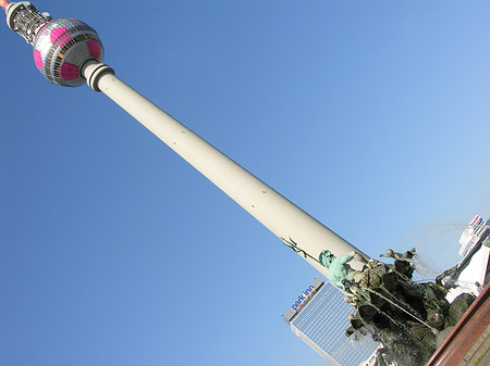 Fernsehturm mit Neptunbrunnen Foto 