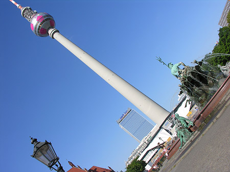 Fernsehturm mit Neptunbrunnen Fotos