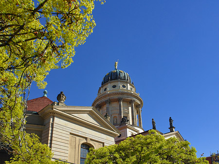 Foto Französischer Dom mit Bäumen - Berlin