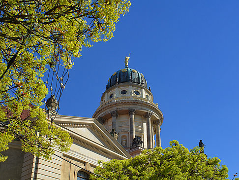 Foto Französischer Dom mit Bäumen