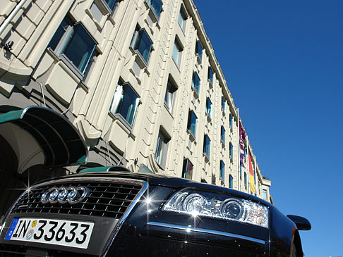 Audi A8 am Gendarmenmarkt - Berlin (Berlin)