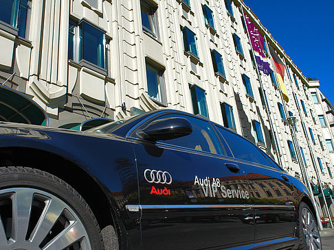Audi A8 am Gendarmenmarkt - Berlin (Berlin)
