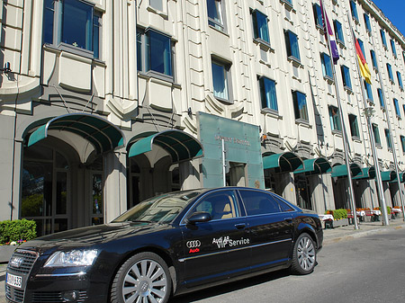 Audi A8 am Gendarmenmarkt - Berlin (Berlin)