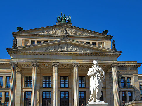 Schillerdenkmal mit Konzerthaus Foto 