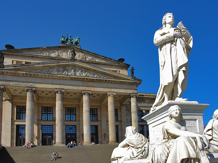 Schillerdenkmal mit Konzerthaus