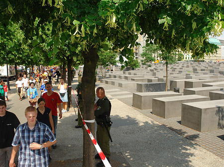 Fotos Holocaust Mahnmal mit Polizeiabsperrung | Berlin