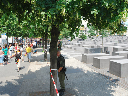 Foto Holocaust Mahnmal mit Polizeiabsperrung - Berlin
