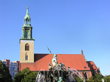 Neptunbrunnen vor Marienkirche