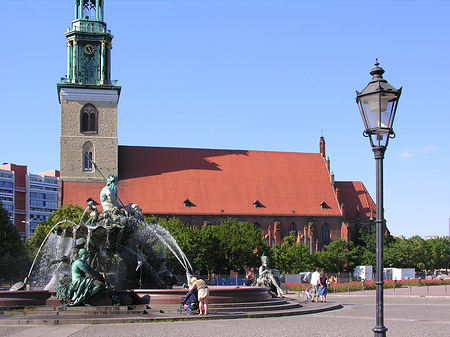 Fotos Neptunbrunnen mit Marienkirche | Berlin
