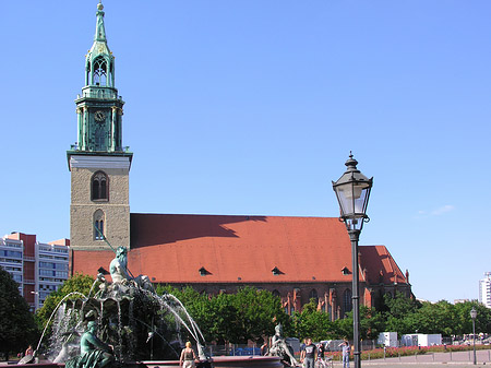 Foto Neptunbrunnen mit Marienkirche
