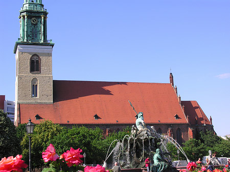 Fotos Neptunbrunnen mit Marienkirche