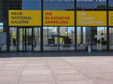 Eingang zur Neuen Nationalgalerie - Berlin (Berlin)
