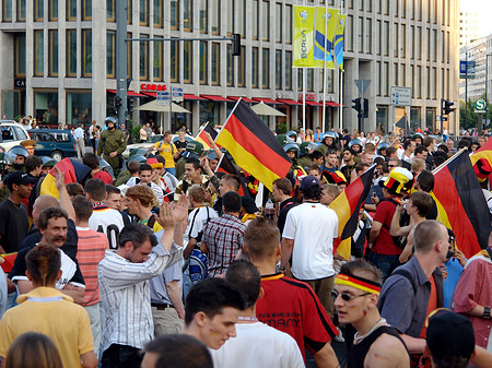 Straßenjubel am Potsdamer Platz - Berlin (Berlin)