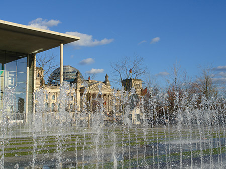 Paul-Löbe-Bau und Reichstag