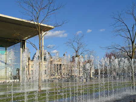 Paul-Löbe-Bau und Reichstag Foto 
